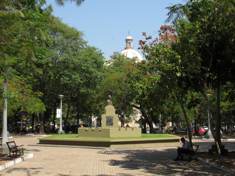 El Pantéon Y La Plaza De Los Héroes En El Fondo De La Plaza De La Democracia