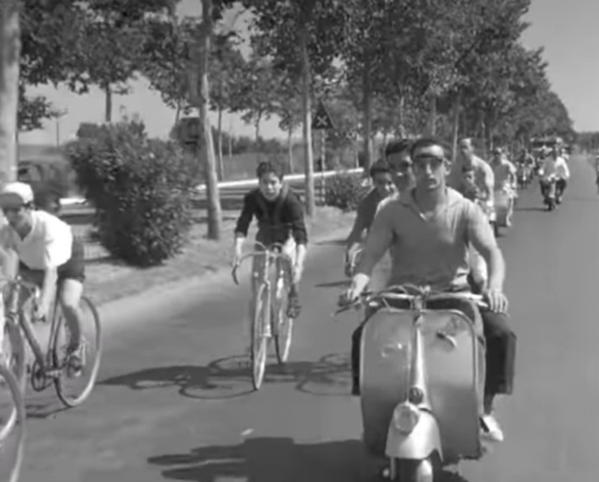 Vespa - Faro Basso En La Película “vacaciones En Roma”