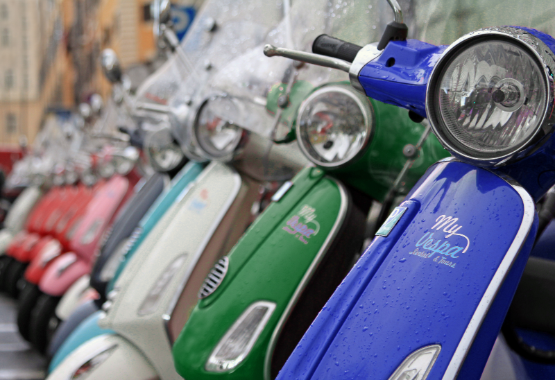 La Vespa - vespas estacionadas