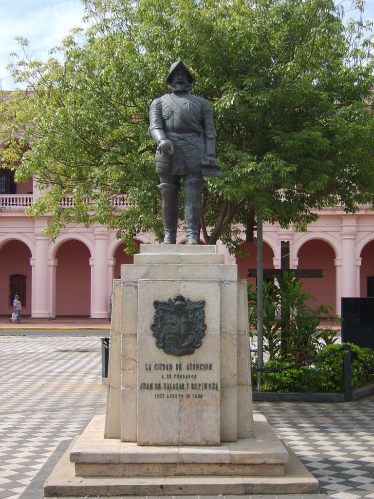 Asunción - Estatua De Juan De Salazar y Espinoza frente al Cabildo