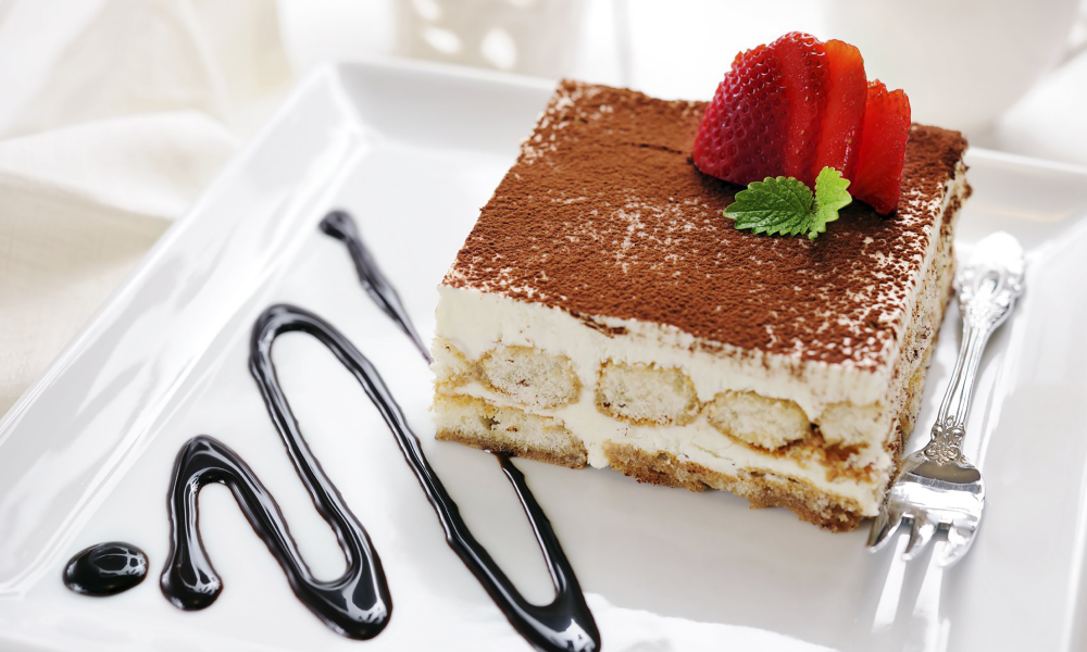 Tiramisu - Presentacion del plato Decorado En Un Plato Con Frutillas