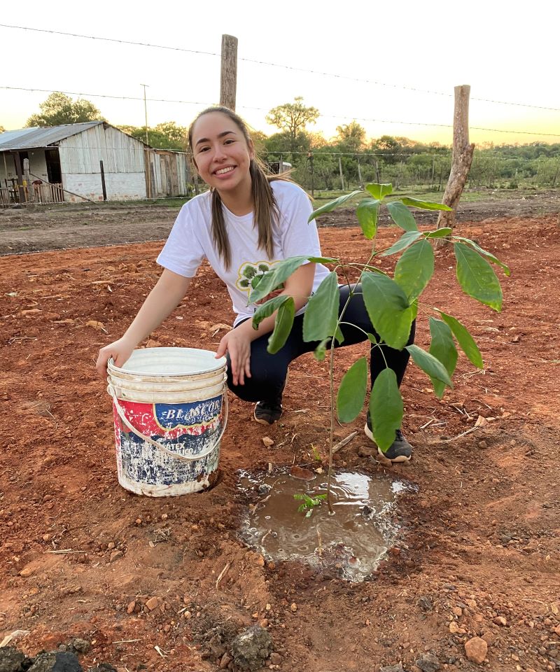 beca en uwc - Gabriela plantando en su ciudad