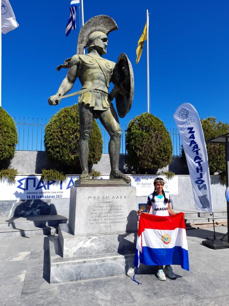 Carrera - Liz Con La Bandera Paraguaya