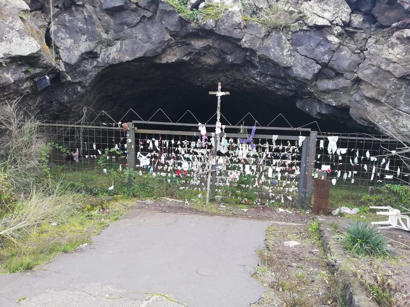 Belpasso-portone di una delle grotte del santuario