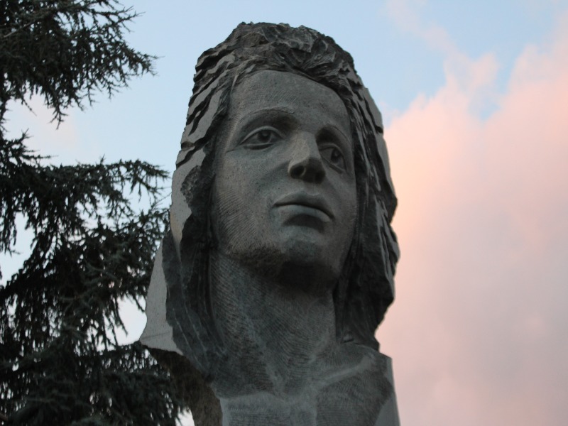 Sculture di Belpasso-Statua "Dalle ceneri rinasco"