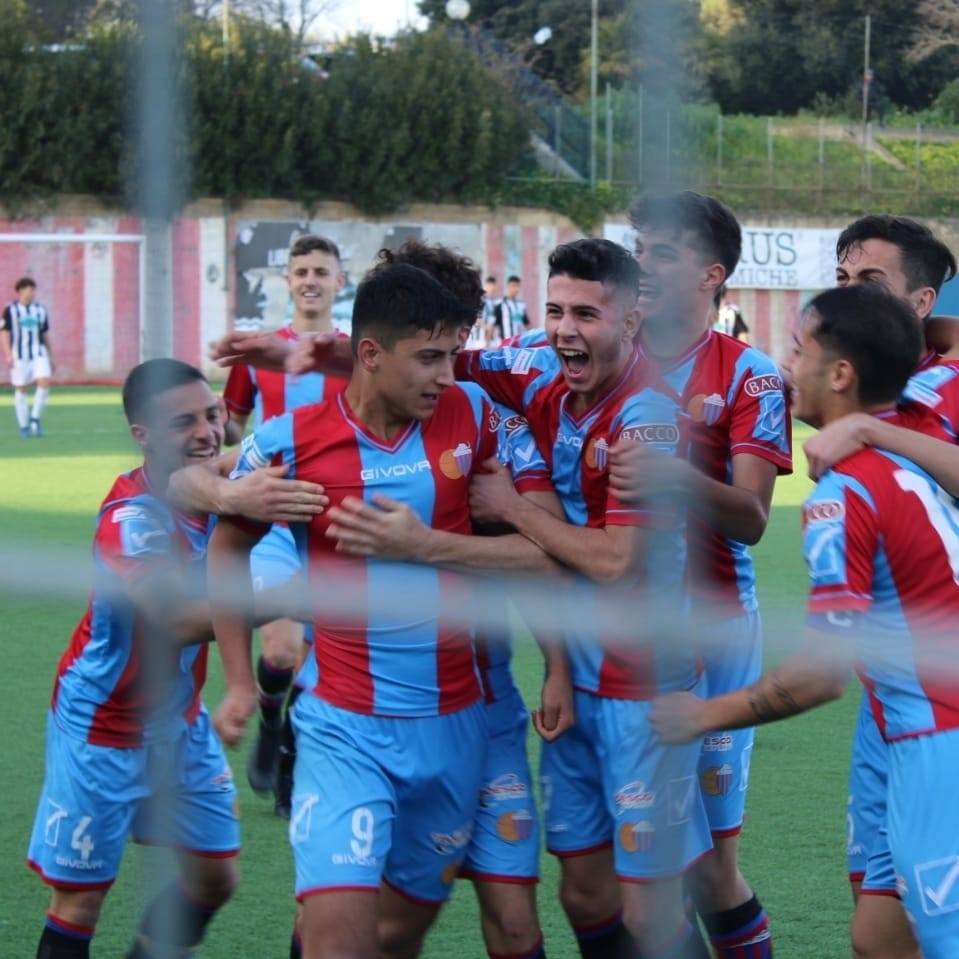 Flavio Russo Con La Maglia Del Catania