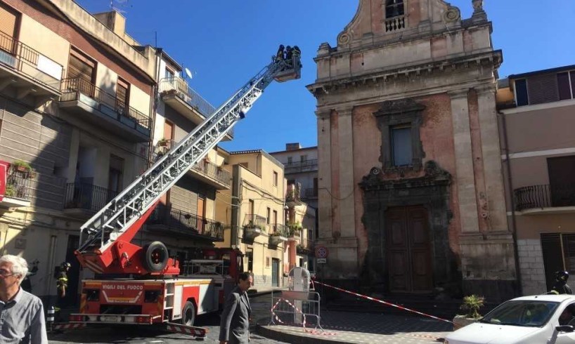 Un'immagine che ritrae la messa in sicurezza e chiusura della chiesa dell'Idria nell'ottobre 2018, in seguito al sisma che l'ha danneggiata