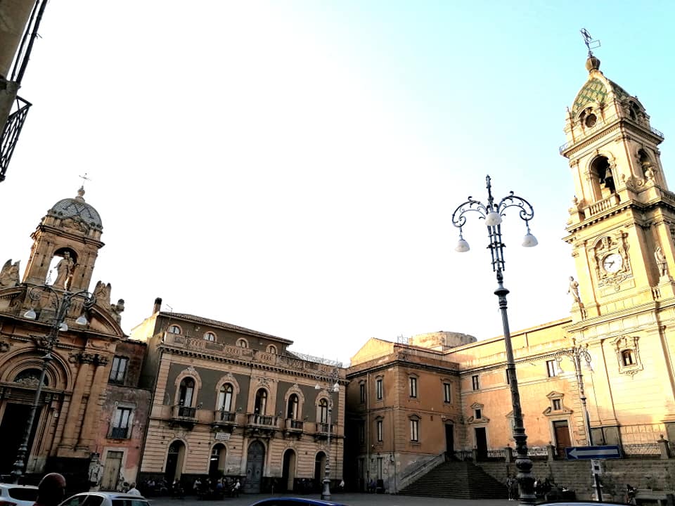 Piazza Roma con le bellissime chiese barocche del Santissimo Rosario e la Basilica Santa Maria dell'Elemosina, ricchezza artistica della città di Biancavilla.