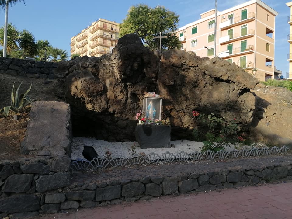 La grotta lavica all'interno della villa comunale di Biancavilla ,realizzata molti anni dopo la presunta apparizione in questo luogo della Vergine. 