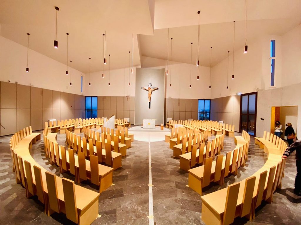 La nuova chiesa di San Salvatore presenta una pianta circolare, con il tetto realizzato con blocchi rettangolari incastrati da cui pendono delle lanterne. 