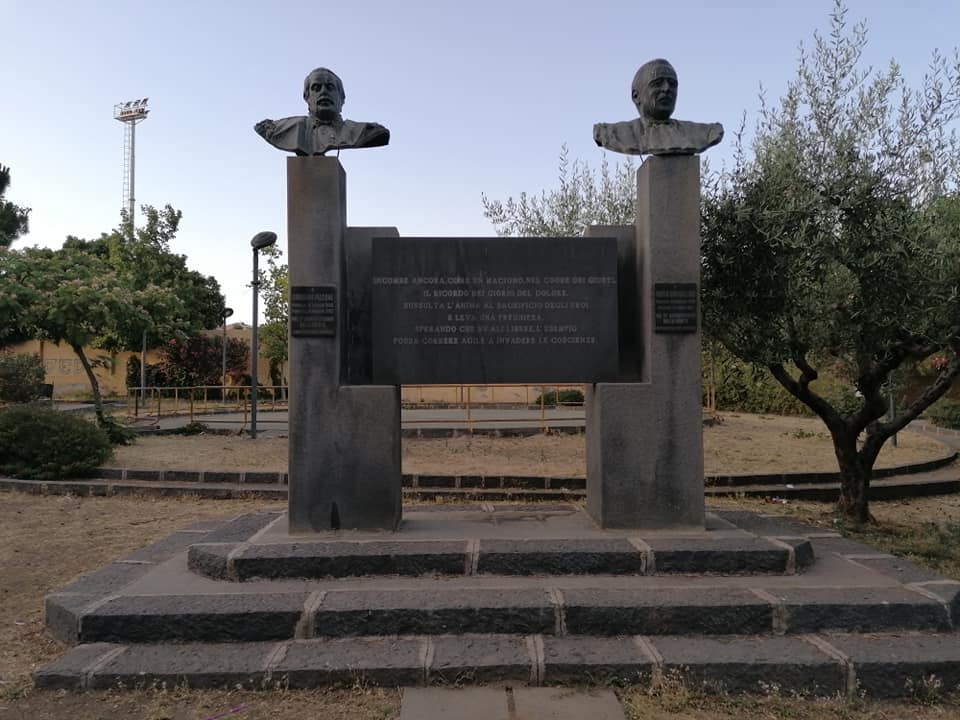 I monumenti di Paolo Borsellino e Giovanni Falcone che si trovano nella piazza a loro dedicata nel quartiere di "Spartiviali". 