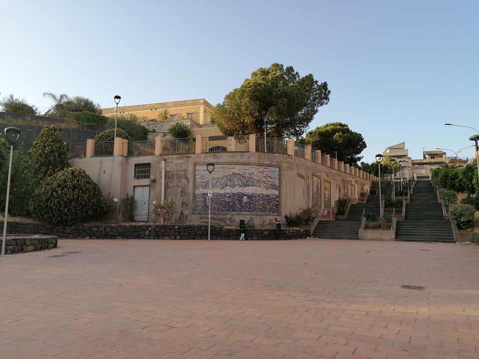 La villa comunale di Biancavilla realizzata negli anni 2000 negli spazi appartenenti alla dimora nobiliare di Villa delle Favare. 