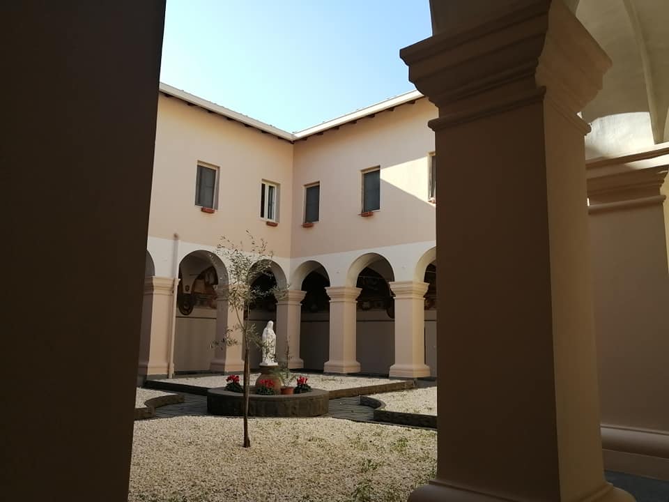 l'aspetto del chiostro del convento dei frati minori abbellito con piante, cotto siciliano e la statua di Santa Chiara d'Assisi