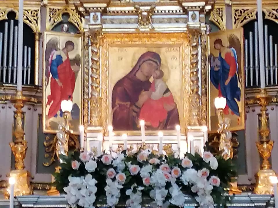 la Sacra Icona lignea della Madonna dell'elemosina posta nell'altare maggiore della basilica santuario di Biancavilla.