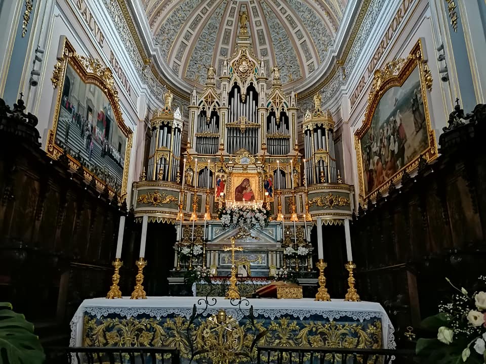 a Madonna dell'Elemosina sull'altare maggiore della basilica santuario in onore dei festeggiamenti di agosto