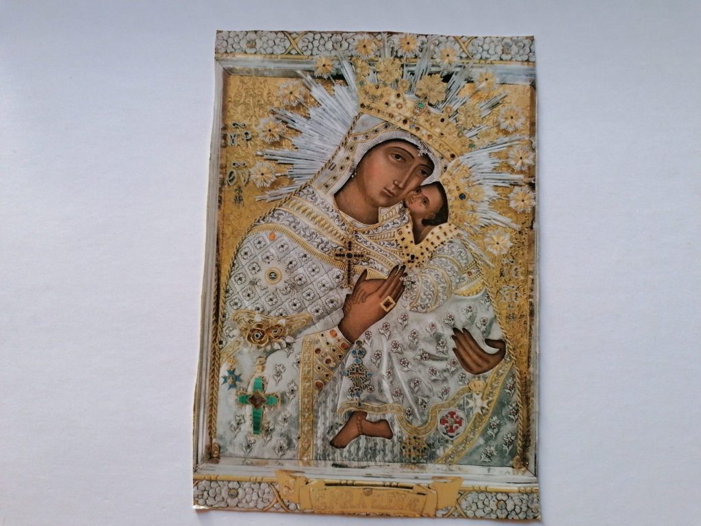 a Madonna dell'Elemosina con la riza in argento, oro, e gioielli in occasione delle solenni celebrazioni di agosto e ottobre. 