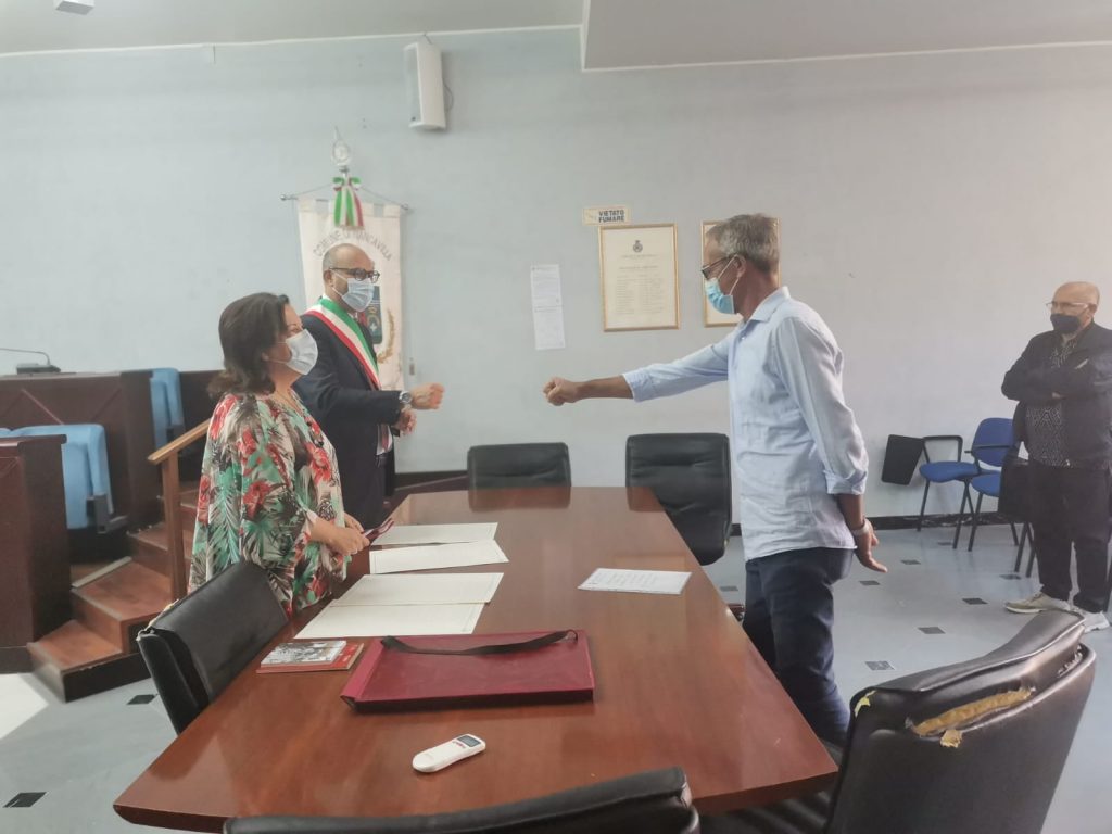  Doja Besnik  all'interno della sala consigliare del Comune di Biancavilla riceve la cittadinanza italiana
