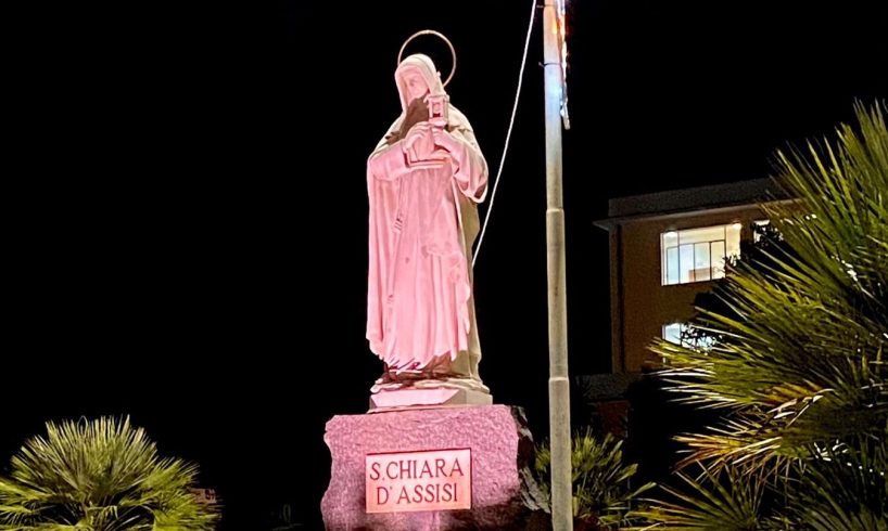 Illuminare di rosa i monumenti italiani è una delle iniziative dell'Ottobre Rosa a Biancavilla