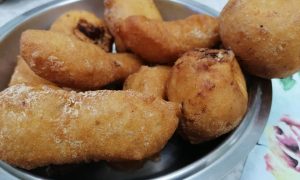 Crispeddi Ricotta E Acciughe sono tra il cibo di strada più diffuso nel territorio catanese. Questa pietanza ha origini e ingredienti poveri.