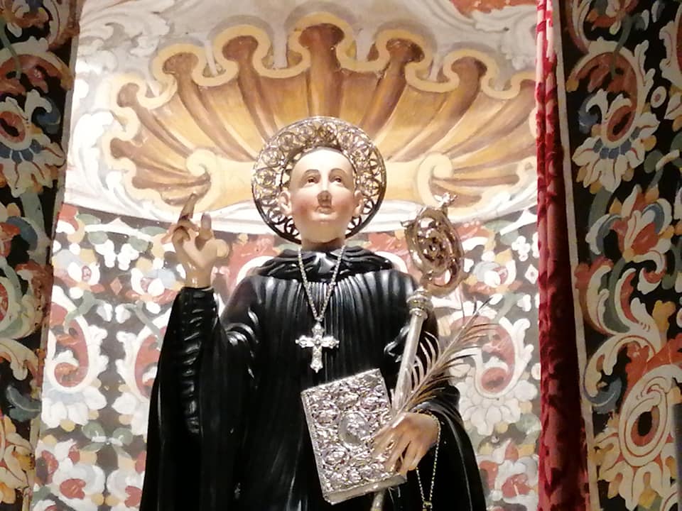 La statua di San Placido all'interno della cappella dedicata ai santi Patroni nella Basilica santuario Maria Santissima dell'Elemosina di Biancavilla
