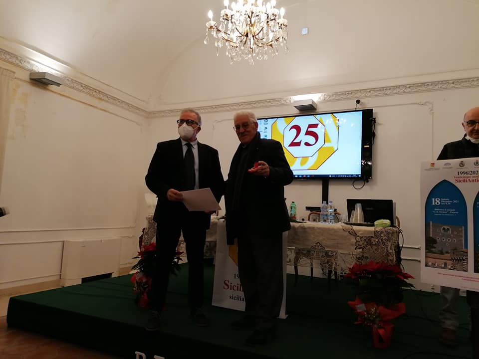 Vincenzo Meccia, presidente di SiciliAntica Biancavilla, assieme a Tonino Bellomo, presidente di SiciliAntica, durante il convegno che celebra i venticinque anni di attività