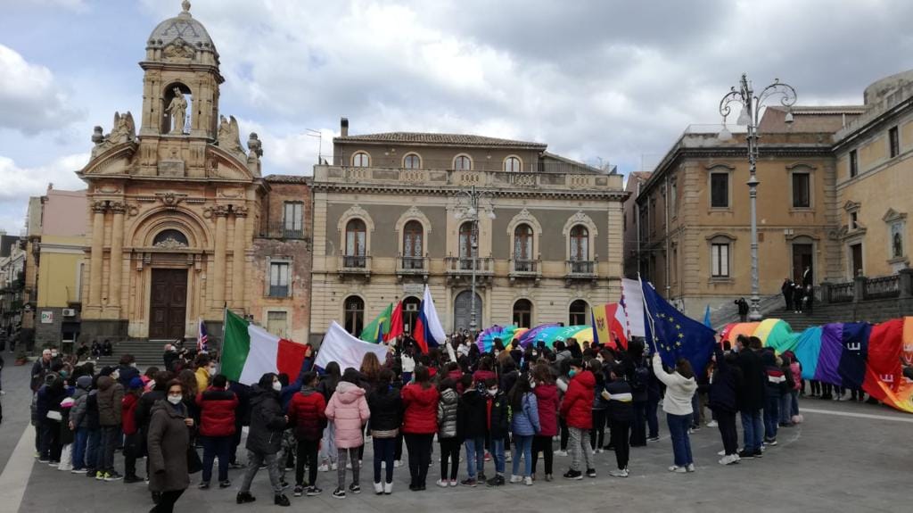 la marcia per la pace degli studenti biancavillesi a Piazza Roma.