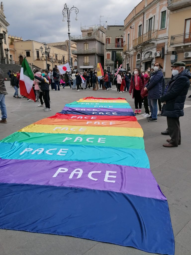 Lo striscione arcobaleno allestito per marcia per la pace degli studenti biancavillesi a Piazza Roma