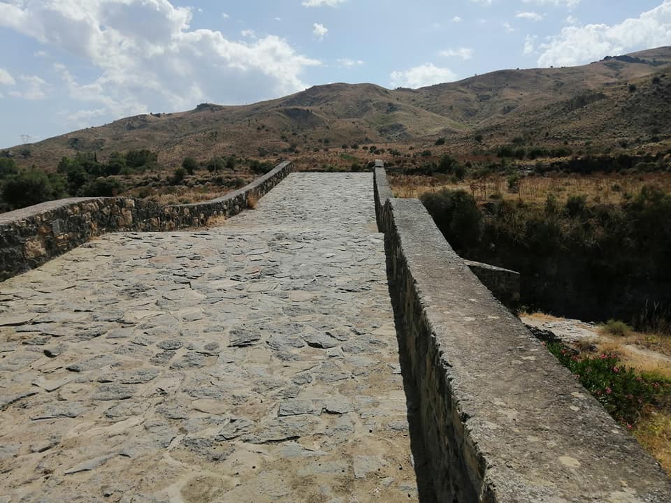 La parte sommitale e attraversabile del Ponte dei Saraceni che sovrasta la Valle del Simeto