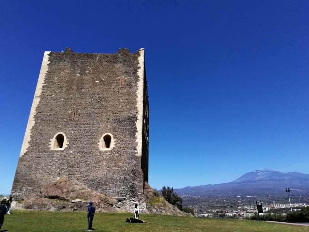 I dongioni dell'area etnea, fra cui spicca il Castello di Paternò