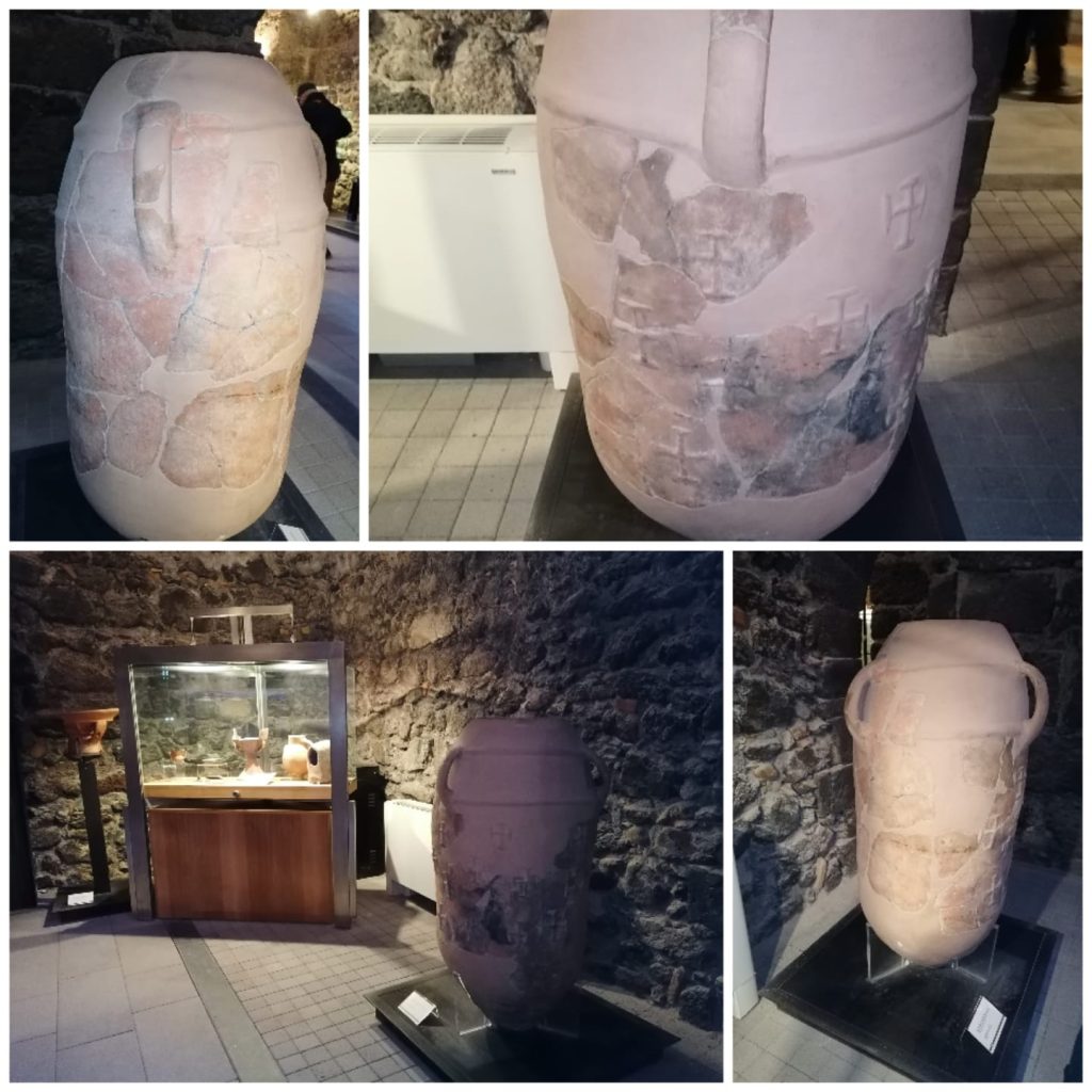L'otre contenitore ritrovata a Biancavilla, custodita al primo piano del museo all'interno del dongione di Adrano