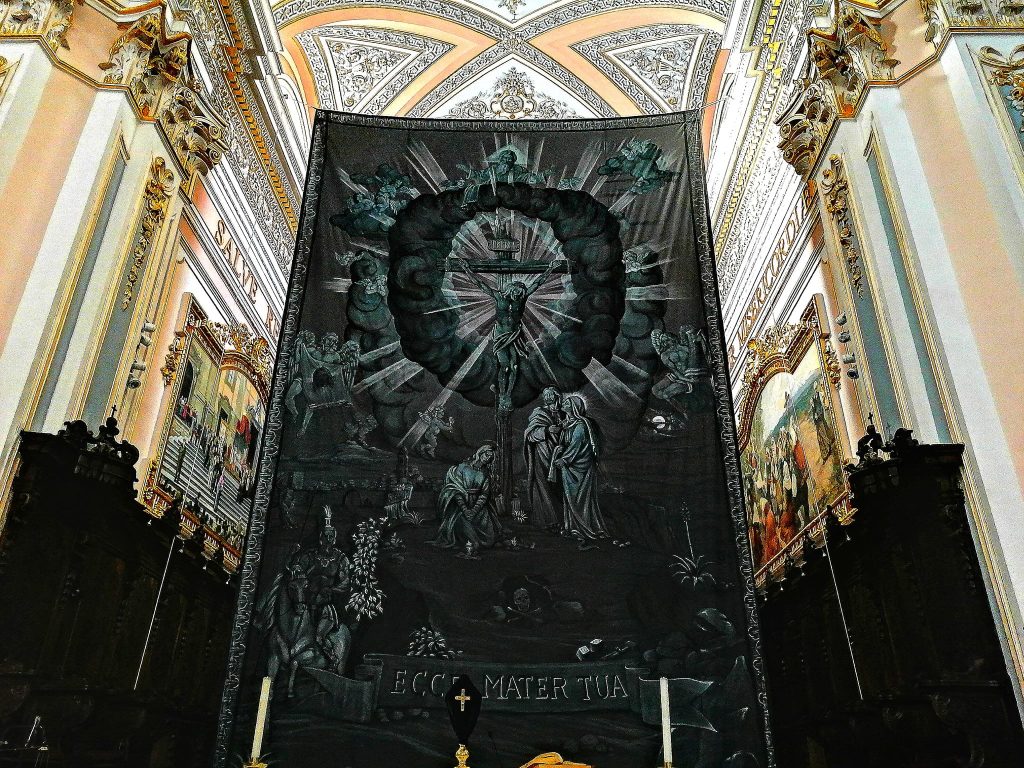La nuova tila quaresimale opera del maestro adranita Vincenzo Valastro campeggia sull'altare della Chiesa Madre