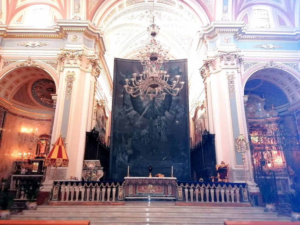 La nuova tila quaresimale che campeggia sull'altare della Basilica santuario S. Maria dell'Elemosina, conosciuta anche come la Chiesa Madre