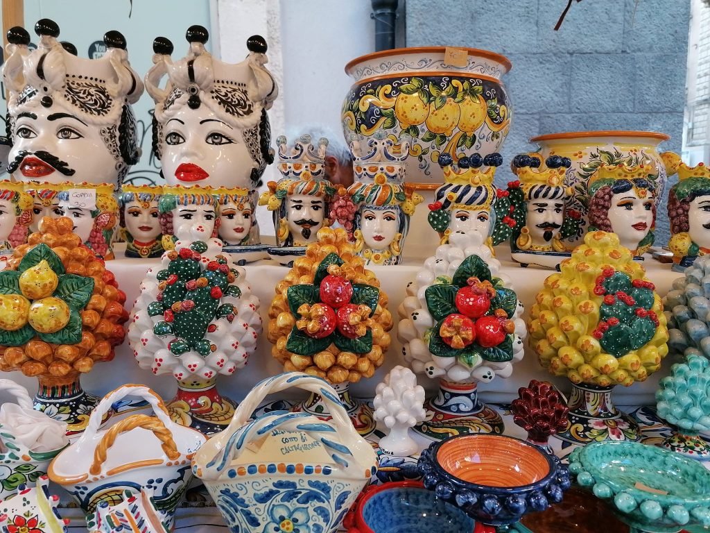 La straordinaria varietà di colori e forme delle Teste di Moro e delle pigne siciliane
