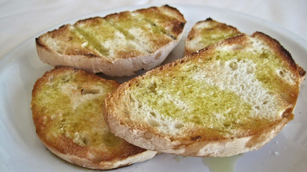 Una delle merende tradizionali più amate: il pane caldo con olio