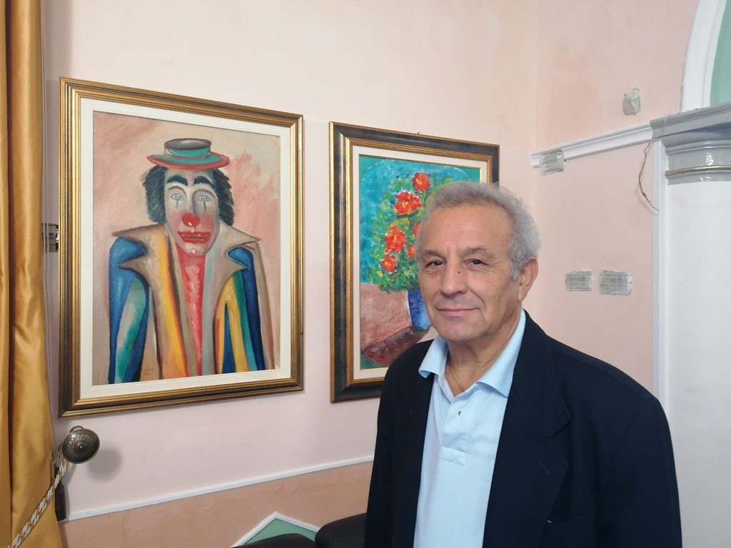 Il maestro d'arte Antonino Lipera nella mostra allestita all'interno del Circolo Castriota di Biancavilla