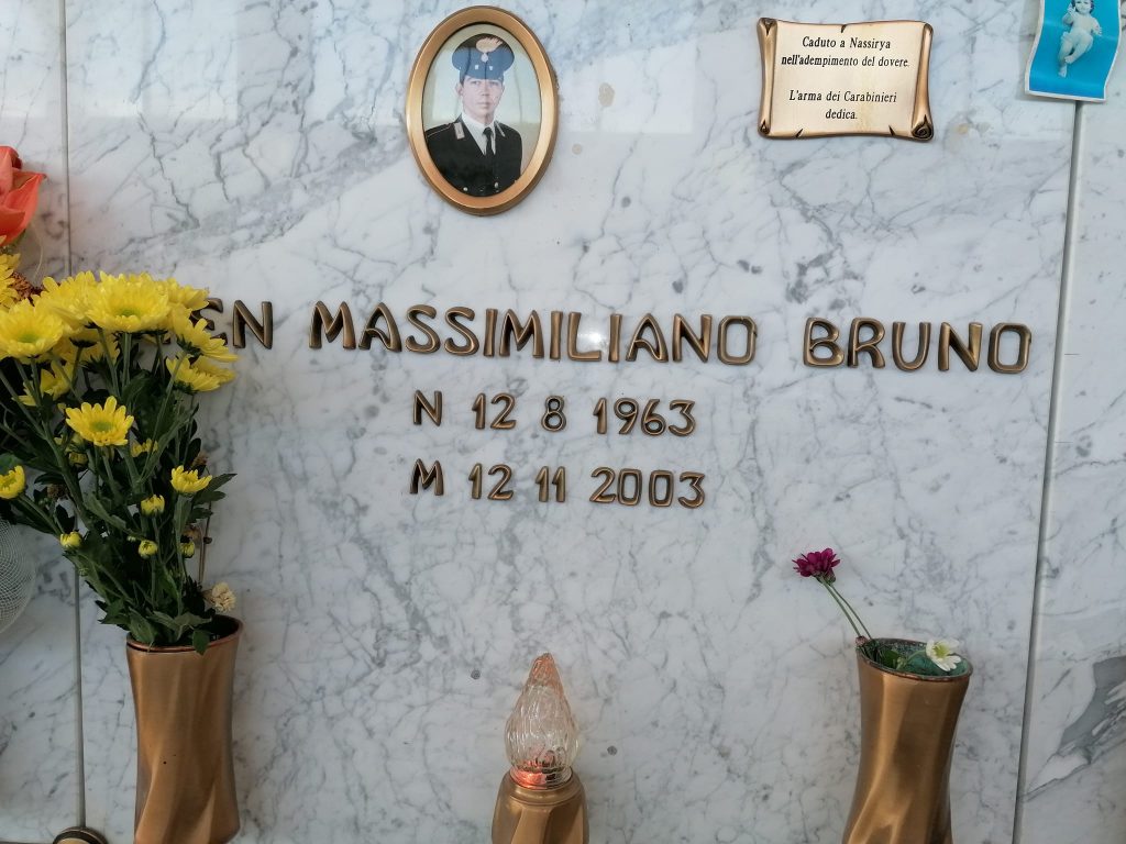 Fra le vittime della strage di Nassiriya anche il maresciallo Massimiliano Bruno che riposa nel cimitero di Biancavilla