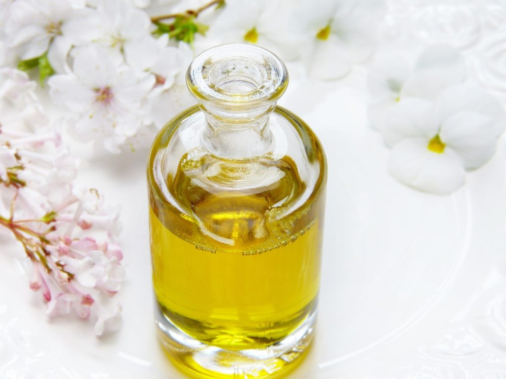 Il prezioso olio ricavato dal gelsomino si usa per realizzare creme, profumi, acque aromatizzate