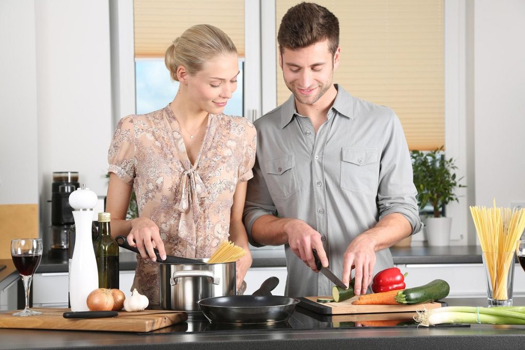 Combinaciones de comidas - Pareja Cocinando