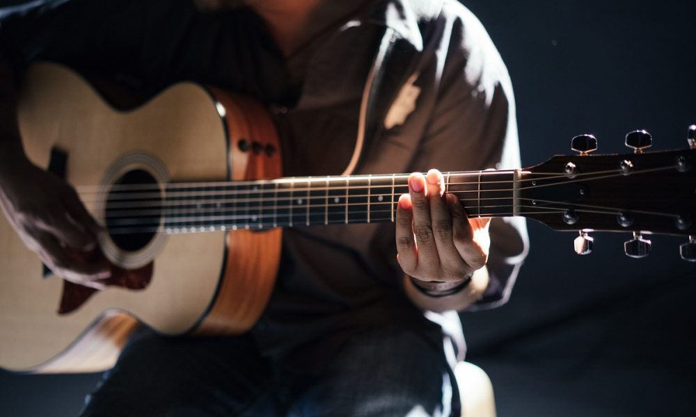 Instrumentos musicales - Tocando Una Guitarra