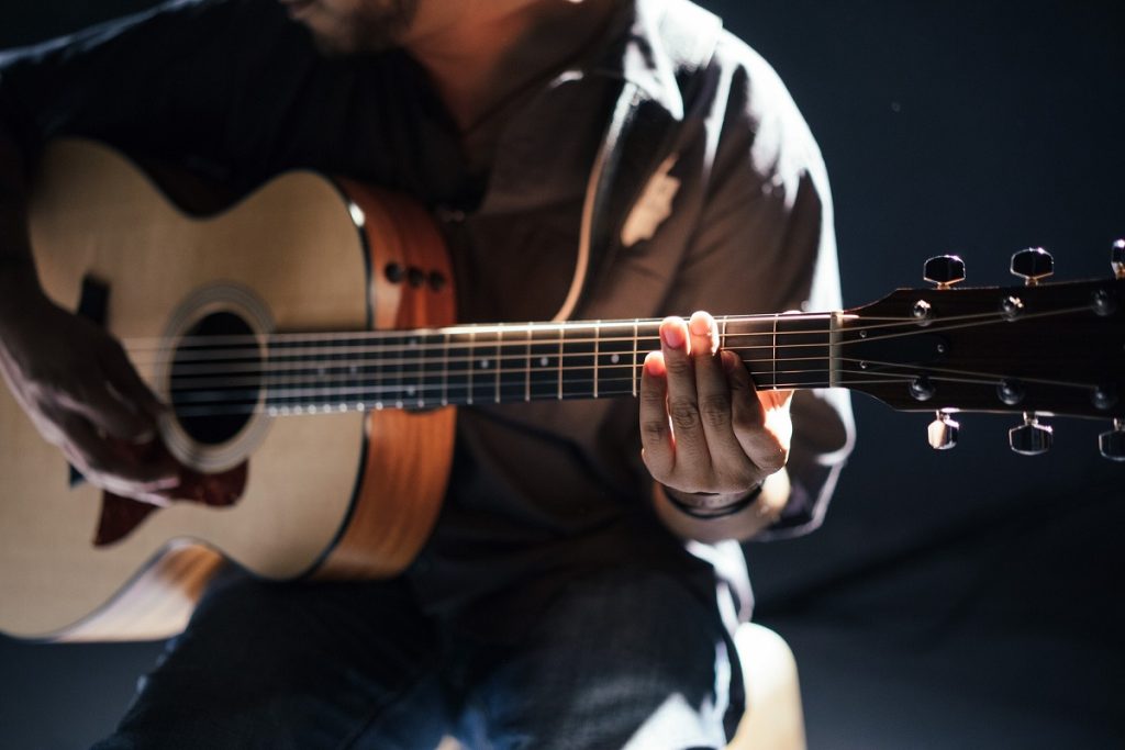 Instrumentos musicales - Tocando Una Guitarra