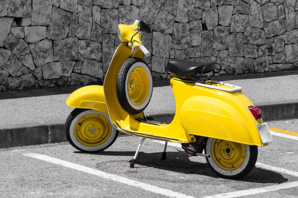 Vespa - Moto Amarilla