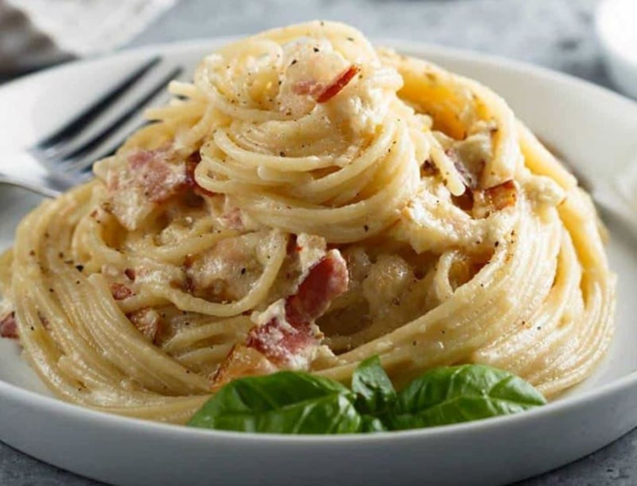 Spaghetti alla Carbonara: um prato emblemático da culinária italiana ...