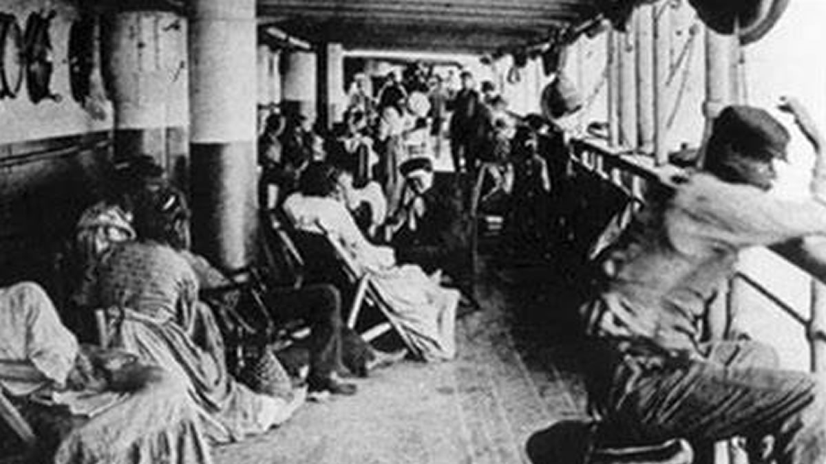 Nos corredores dos navios as pessoas se encontravam para conversar.