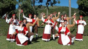 Grupo de Jovens dançando e comemorando da festiva italiana.