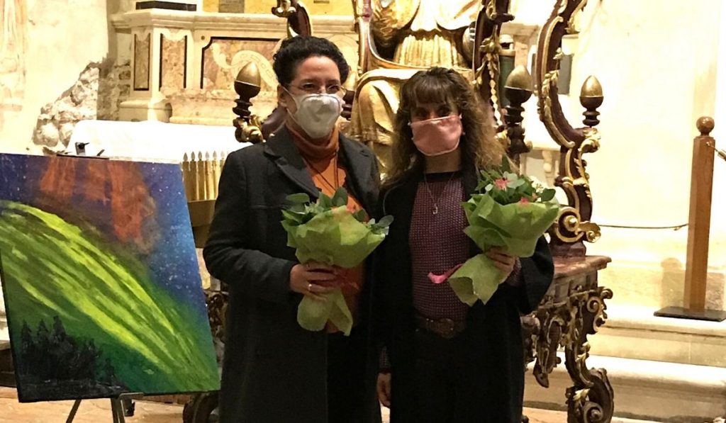 Serena Vestene E Sarah Turco ricevono un omaggio floreale