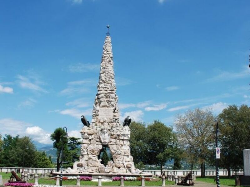 Il Monumento Ai Caduti