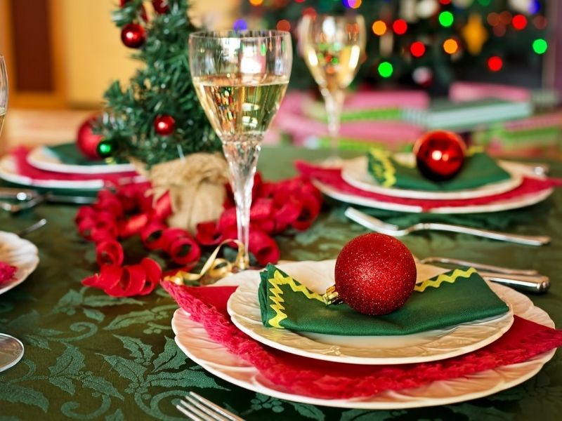 Villlaggio Di Natale Un Tavolo Addobbato A Festa