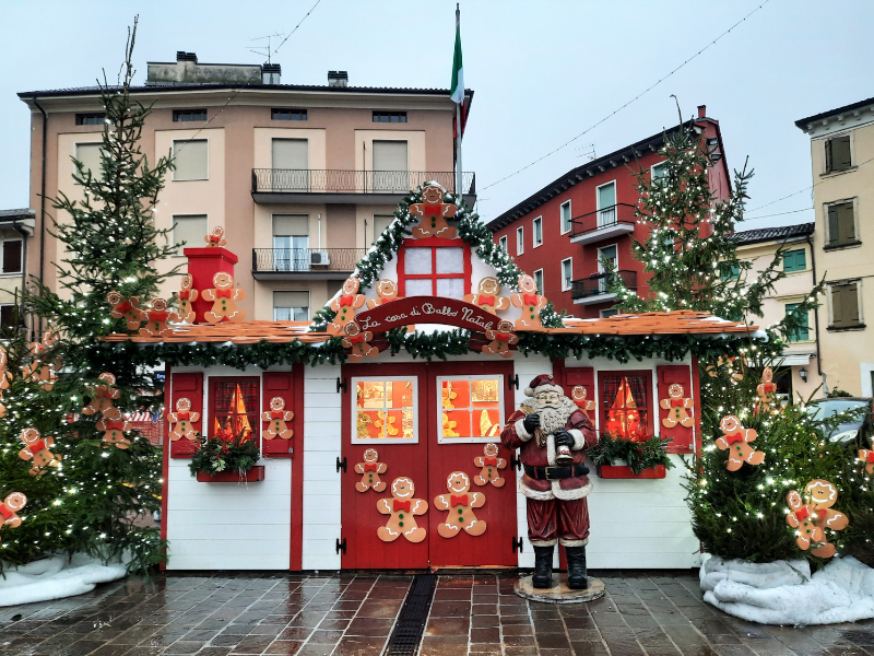 Immacolata Casa Di Babbo Natale posta in piazza XXVI aprile