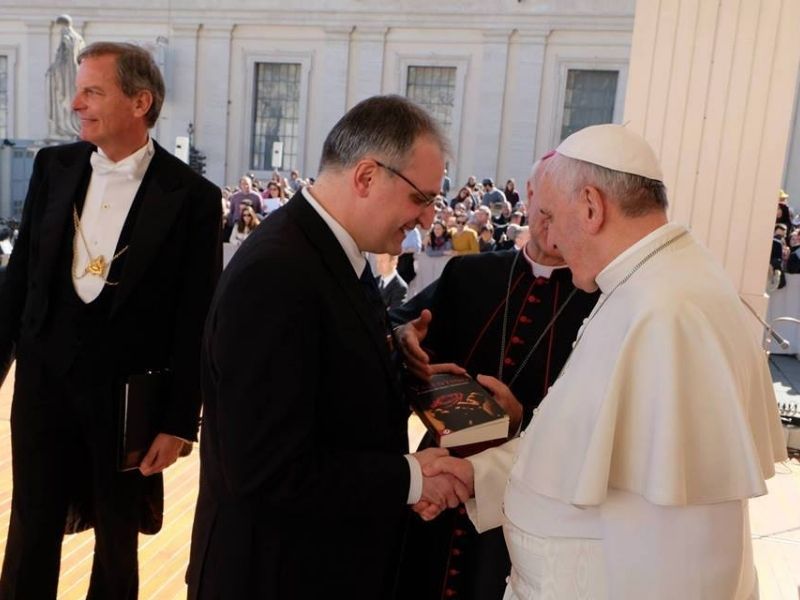 Arnaldo Casali Consegna Una Copia Del Libro A Papa Bergoglio