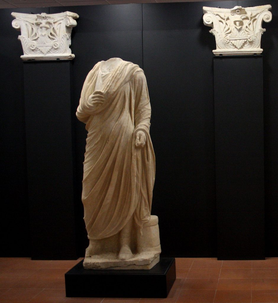 Una Delle Statue Romane Conservate Nel Museo Del Parco Scolacium